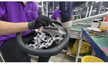 Ứng dụng máy khò Weldy trong bọc da vô lăng ô tô – Giải pháp hoàn thiện thẩm mỹ & độ bền vượt trội